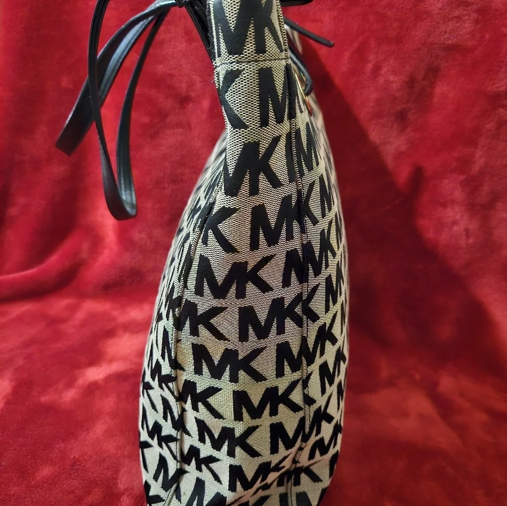 Beautiful Michael Kors Large Signature Tote/Shoulder Bag